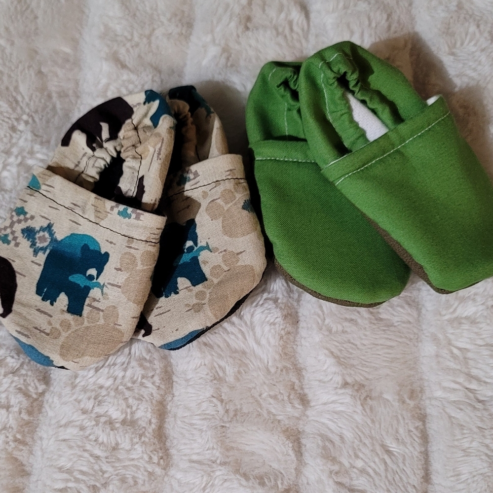 **SOLD** 6/9M GREEN & BEAR PRINT BABY FABRIC MOCCASINS